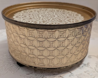 Dulcera vintage Guildcraft con tapa, caja de metal dorado, estilo mediados de siglo, redonda, con base, para guardar baratijas, con tapete, Nueva York, EE. UU.