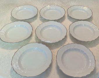 Set di 8 piatti da insalata vintage Hutschenreuther Dresden, in porcellana con bordo smerlato e decorazioni in platino sbalzato.