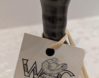 Minijarrón de cerámica Wild Goose: Gres con esmalte rojo y negro, decoración rústica.