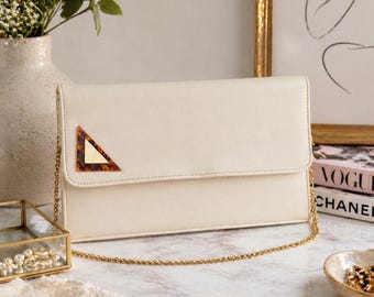 Bolso de mano/hombro vintage de piel color crema: detalle geométrico de carey, cadena dorada, cremallera Riri.