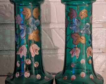 Par de jarrones antiguos de cristal verde esmeralda estilo bohemio - Jarrones de chimenea soplados a mano de 20 cm, con decoración floral esmaltada pintada a mano y detalles dorados, y una marca de pontil rústica.