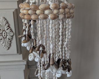 Lámpara colgante vintage de conchas marinas, decoración bohemia costera de conchas, adorno para casa de playa.