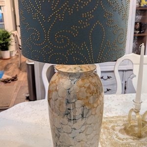 Vintage bordslampa i keramik med blå nitskärm, kustnära bohemisk inredning MCM