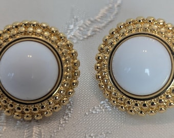 Monet goudkleurige witte cabochon getextureerde halo clip-on oorbellen – vintage statement sieraden