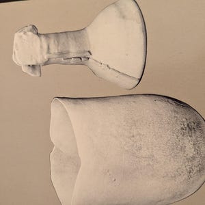 Może przedstawiać: Okładka książki "Ceramics" autorstwa Philipa Rawsona, ze wstępem Wayne'a Higby'ego. Przedstawia dwie białe formy ceramiczne na jasnym tle. Tytuł "Ceramics" jest napisany stylizowaną czcionką.