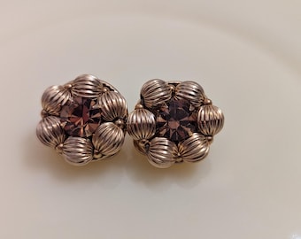 Pendientes Napier de racimo con cuentas en tono dorado y diamantes de imitación ahumados: joyería llamativa de mediados de siglo.