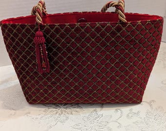 Bolso de mano vintage SANA USA de brocado rojo con borlas y asas de cuerda, bolso de noche estilo boho chic, bolso de tela estructurado.