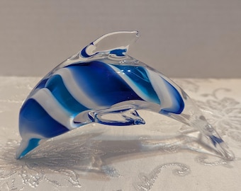 Figura de delfín de vidrio soplado a mano, diseño de remolinos azules y blancos, decoración costera.