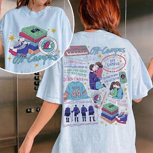 Può includere: Una t-shirt azzurra con una stampa grafica sul retro con il testo Off Campus, una tastiera, una maglia da hockey con il numero 44, una pila di libri, pattini da ghiaccio e illustrazioni di persone, oltre a una grafica più piccola sul davanti.