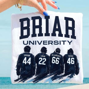 Avfärd till hockeycampussäsongen PNG, randig hockeyromantisk boklig skjortdesign, trendig sommarinspirerad fil för avfärd från campus
