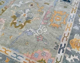 Alfombra Oushak de lana anudada a mano de 8x10: Artesano indio, gris natural, naranja y beige.