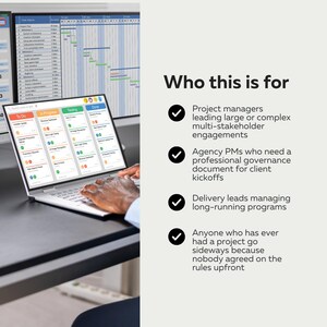 Może przedstawiać: Laptop wyświetla pulpit nawigacyjny do zarządzania projektami z kolumnami zadań. Tekst "Who this is for" znajduje się nad listą r&oacute;l w zarządzaniu projektami. Tło pokazuje oś czasu projektu.