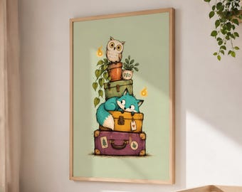 Puede incluir: Una lámina artística enmarcada sobre fondo verde claro que muestra una pila de tres maletas vintage en morado, amarillo y verde. Un zorro azul cerceta descansa sobre la maleta amarilla, mientras un búho se posa sobre una planta.