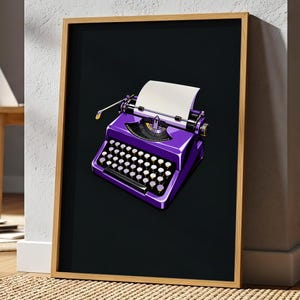 Puede incluir: Una impresión de arte mural enmarcada que presenta una máquina de escribir de color morado vibrante centrada sobre un fondo negro sólido. La máquina tiene una hoja de papel blanca insertada en el carro, una palanca de retorno plateada y un teclado detallado.