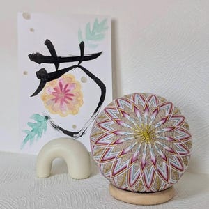 Puede incluir: Un juego de tres tazas de cerámica con un acabado moteado y mate. Cada taza presenta un color diferente: azul claro, crema y gris. Las tazas tienen un diseño simple y moderno, perfectas para café o té.