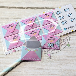 Mini-enveloppes adhésives au look rétro. Parfait pour les codes de réduction, les notes Secret P.S. ou les albums de coupures !