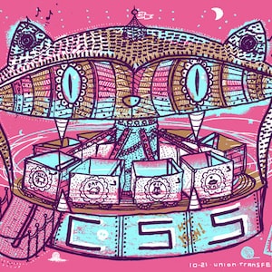 Op de afbeelding: Een roze en blauwe illustratie van een carrousel met een katvormige bovenkant. De carrousel heeft verschillende doosvormige wagens met dierontwerpen. De tekst "CSS" en "10-21 Union Transfer Philly" zijn zichtbaar.