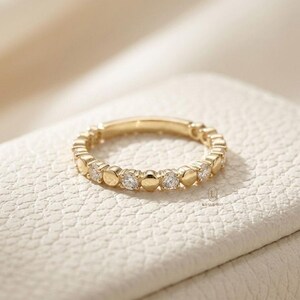 Anillo de eternidad con delicadas cuentas, banda de moissanita de 1,7 mm, anillo apilable de oro de 10K y 18K.