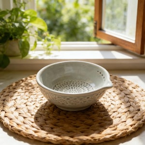 Bol rallador/desgranador de hierbas y plato para salsas de cerámica 3 en 1 hecho a mano con boquilla.