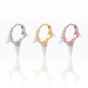 Opal HUGGIE OHRRINGE, Spike Ohrringe, Zierliche Opal Ohrringe, Minimalistische Triple Spike Liebhaber Elegante Punk Creolen (1 Stück)
