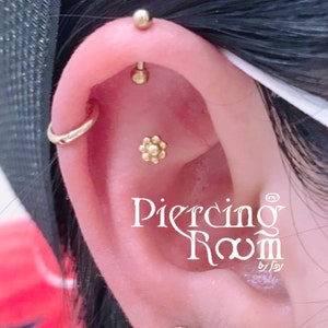 Dot Flower Internal Threaded Tragus earring, Flower earring, Tiny Flower Stud, Flower Labret, Flower lobe piercing, Flower Stud (1pc)