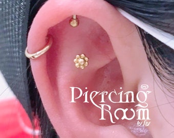 Dot Flower Internal Threaded Tragus earring, Flower earring, Tiny Flower Stud, Flower Labret, Flower lobe piercing, Flower Stud