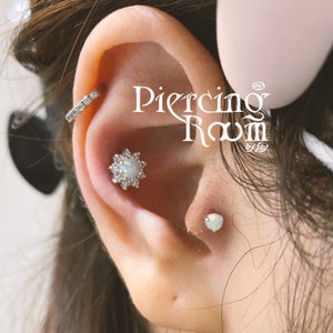 Stunning big Gems flower white opal / CZ SCREW flat back conch earring, cartilage earring, helix earring, lobe piercing (1pc)