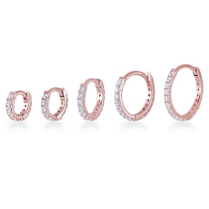 CZ Eternity Huggie Hoop (roségoud)/ Helixoorbel/ Conch Earring/ Torenoorbel / Kraakbeenring / kwaboorbel / Hoopoorbel (1 stuk)