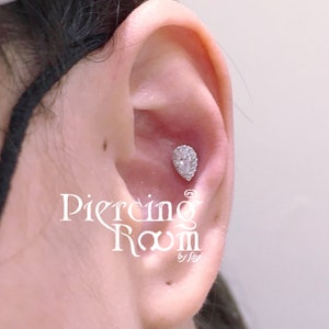 Piercing a forma di medusa con diamante CZ a goccia con alone, a vite, con parte posteriore piatta,/piercing alla cartilagine/piercing all'elica/piercing alla conca/piercing al lobo (1 pz.)