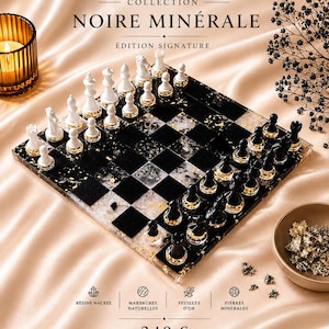 Peut inclure: Un jeu d'échecs de luxe avec des pièces noires et blanches, posé sur un échiquier noir et blanc avec des accents dorés. Le plateau est décoré de feuilles d'or et le texte "COLLECTION NOIRE MINÉRALE ÉDITION SIGNATURE".