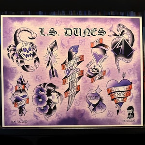 Puede incluir: Una impresión enmarcada con ilustraciones de estilo tatuaje tradicional sobre un fondo púrpura. La obra de arte incluye un escorpión, una serpiente, un reloj de arena, una daga y un corazón, con texto como "L.S. Dunes" y "Seattle 2025".