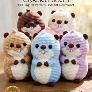 以下が含まれることがあります： 茶色、ベージュ、青、ピンク、紫など、さまざまな色の6つの編みぐるみビーバー。 各ビーバーは小さな黒い目、白い鼻口部、小さな茶色の尾を持っています。 テキストは「Beaver Amigurumi Crochet Pattern」と書かれています。