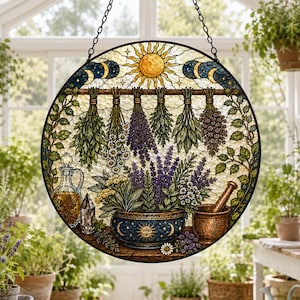 Könnte beinhalten: Ein runder Buntglas-Suncatcher mit Sonnen- und Mondmotiv, getrockneten Kräuterbündeln an einem Holzgestell, einer blauen Schale mit Sonnendesign, einem Mörser mit Stößel, einer gläsernen Ölkaraffe und einem Kristall auf einem Holztisch.