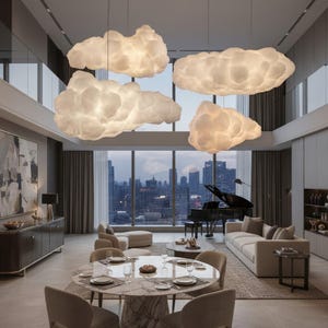 Op de afbeelding: Vier wolkvormige hanglampen verlichten een moderne woonkamer. De lampen zijn wit en zacht, die lijken op echte wolken. De kamer heeft een vleugel, een eettafel en uitzicht op de stad door grote ramen.