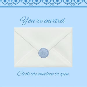 Może przedstawiać: Jasnoniebieska karta zaproszenia z tekstem "You're invited" i "Click the envelope to open". Karta zawiera białą kopertę zapieczętowaną niebieską pieczęcią woskową. Ozdobne niebieskie kwiatowe obramowania otaczają górę i dół.
