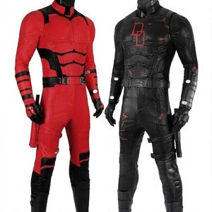 Peut inclure: Deux costumes de super-héros. L'un est rouge avec des détails noirs, notamment des gants, des bottes et une ceinture. L'autre est noir avec des accents rouges, avec un design similaire. Les deux ont une apparence élégante et ajustée, suggérant un accent sur l'agilité et la protection.