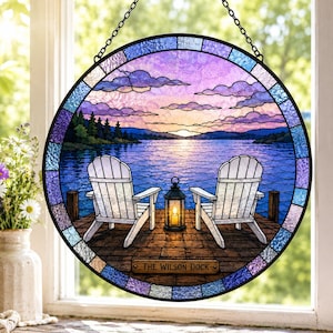 Personlig solfångare i sjöbryggan, anpassad fönsterhängande med efternamn, Adirondack-stol i målat glas-stil, present till sjöhus
