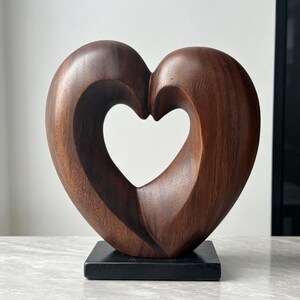 Escultura artesanal de corações infinitos, em madeira de nogueira escura, ideal para presente de aniversário. Estátua com dois corações entrelaçados, decoração moderna para casamento.