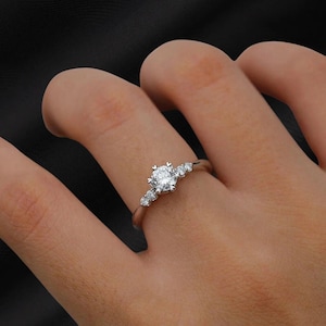 Anillo de compromiso con diamante de talla redonda delicado, anillo chapado en oro de 14 quilates con engaste de garras, anillo de promesa apilable, anillo nupcial minimalista para mujer.