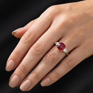 クッションカットルビーの婚約指輪、3石ルビー＆ペアシェイプダイヤモンドリング、14Kイエローゴールドメッキ、7月の誕生石リング、彼女への結婚指輪