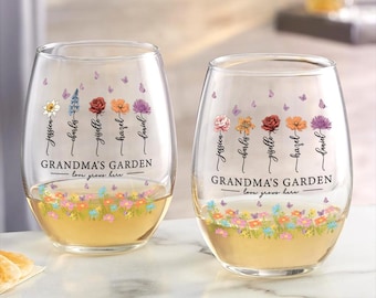 Personalized Mother’s Day Wine Glass, Custom Name Floral Hands Mom With Kids Design, Engraved Family Floral Wine Glass, Gift for Mom Grandma