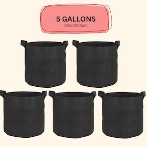 Puede incluir: Cinco macetas de tela negra con asas. Las macetas son cilíndricas y miden 30 cm de diámetro y 25 cm de altura. El texto "5 GALLONS" y "30cmX25cm" está en un rectángulo rojo.