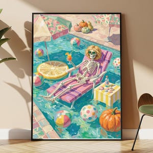 Puede incluir: Una impresión de arte mural enmarcada que representa un esqueleto con cabello rubio y gafas de sol descansando en una silla de piscina de rayas rosas. La escena incluye pelotas de playa coloridas, un flotador de rodaja de limón, una bebida y calabazas.