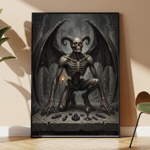 Pode incluir: Uma impressão de arte de parede emoldurada apresentando um demônio esquelético alado escuro com olhos vermelhos brilhantes, agachado em um altar de pedra. O altar exibe pequenos artefatos escuros e um cálice. O fundo mostra uma câmara de pedra.