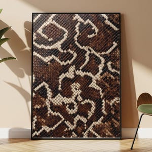 Könnte beinhalten: Ein rechteckiges Wandbild mit einem kontrastreichen, sich wiederholenden Muster aus dunkelbraunen und cremefarbenen Schuppen. Das Design imitiert eine Schlangenhauttextur mit komplexen, ineinandergreifenden geometrischen Formen in einem dünnen schwarzen Rahmen.
