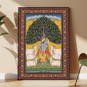 Könnte beinhalten: Ein rechteckiger gerahmter Wandkunstdruck mit einer zentralen Illustration einer blauhäutigen Figur, die unter einem großen Baum Flöte spielt, umgeben von sechs weißen Kühen. Das Kunstwerk ist von einem dekorativen Rand mit roten und goldenen Blumenmustern umgeben.