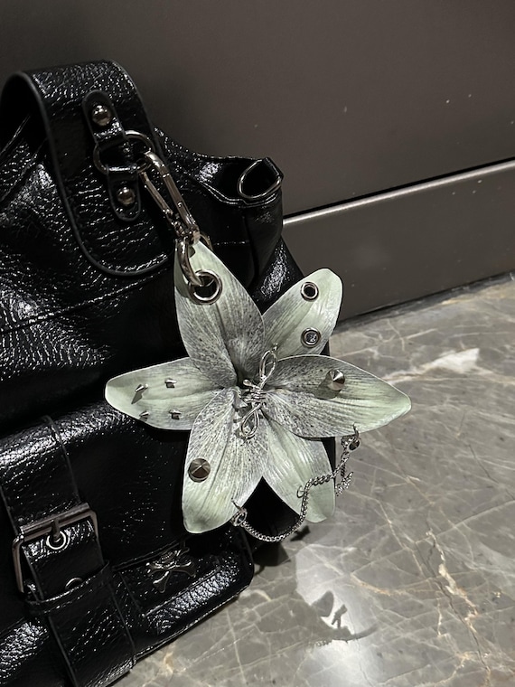 Punk lily keychain, perforated lily pendant keychain, Gothic green lily keychain, niche dark series pendant, 90s accessory，creative  gift