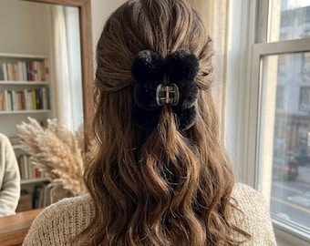 Fermaglio per capelli in pelliccia sintetica nera, pinza oversize invernale in peluche, grazioso accessorio per capelli alla moda con pon pon.