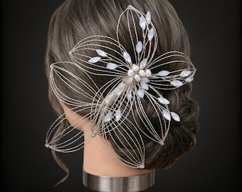 Peineta nupcial de ópalo, accesorio floral artesanal de plata y oro.