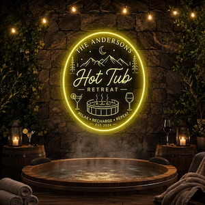 Könnte beinhalten: Ein kreisförmiges Neon-Schild mit der Aufschrift "The Andersons Hot Tub Retreat" mit Berg- und Baumgrafiken. Im Vordergrund befindet sich ein hölzerner Whirlpool, mit Fässern und Kerzen auf beiden Seiten. Der Text "Relax, Recharge, Repeat" ist ebenfalls enthalten.